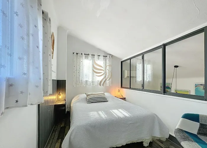 For 4 People With Wifi, Parking, And Garden 펜션 Saint-Raphaël