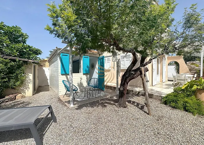 펜션 For 4 People With Wifi, Parking, And Garden Saint-Raphaël