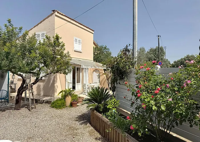 For 4 People With Wifi, Parking, And Garden 펜션 Saint-Raphaël