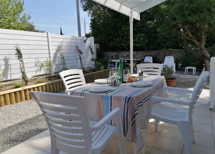 For 4 People With Wifi, Parking, And Garden 펜션 Saint-Raphaël