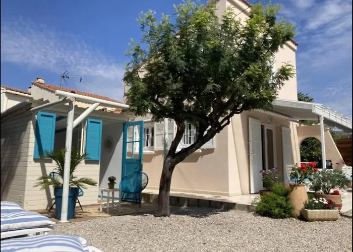 For 4 People With Wifi, Parking, And Garden 펜션 Saint-Raphaël